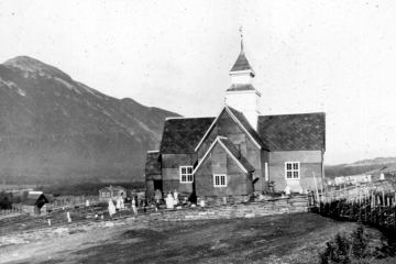 Dovre kirke med hvitt tårn