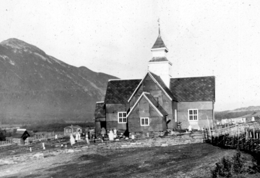 Dovre kirke med hvitt tårn