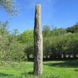 Runestein på kirkegården
