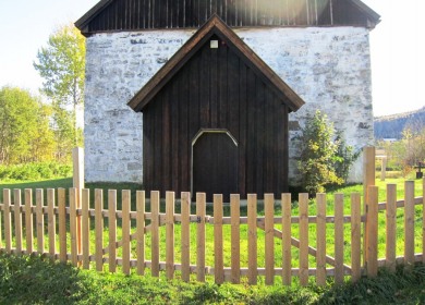 Fiskum gamle kirke