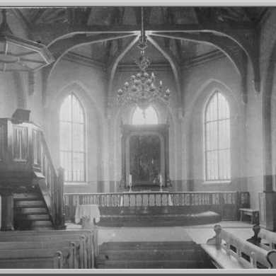 Interiør i kirken som brant i 1902