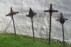 Kors ved kirkeveggen