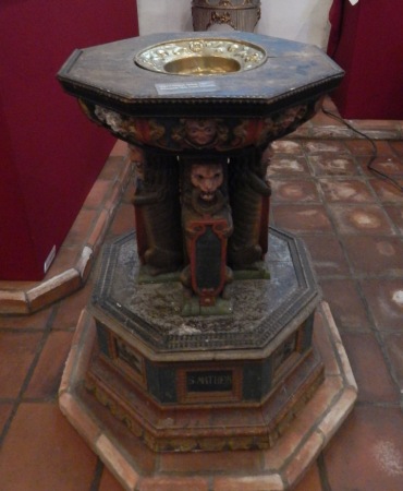 Døpefont fra Gjerstad på Folkemuseet