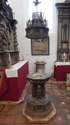 Døpefont og himling fra Gjerstad på Folkemuseet