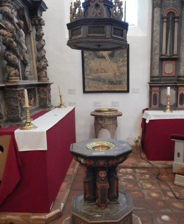 Døpefont og himling fra Gjerstad på Folkemuseet
