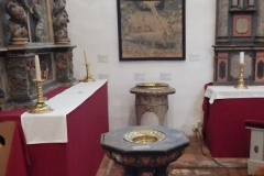 Døpefont og himling fra Gjerstad på Folkemuseet