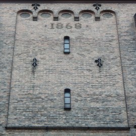 Byggeår på veggen