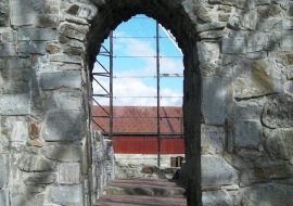 Mellom tverrskip og søndre sidekapell