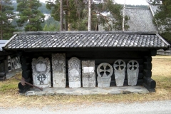 Gamle gravminner under tak