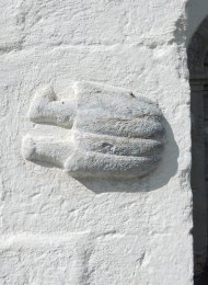 På fasaden