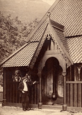 Blix foran stavkirken