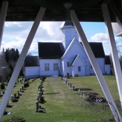 Kolbu kirke sett fra under støpulen