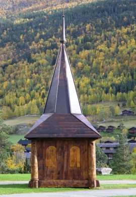 Utenfor kirkegårdsmuren