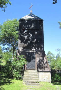 Støpul nordvest for kapellet