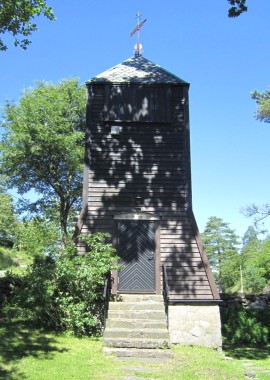 Støpul nordvest for kapellet