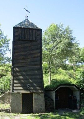 Støpul nordvest for kapellet