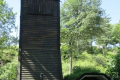Støpul nordvest for kapellet