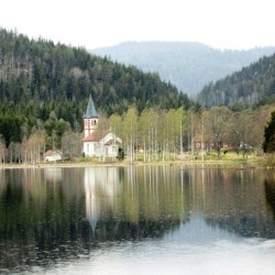 Luksefjell kirke bak Fjellvannet