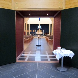 Dør inn mot kirkerommet