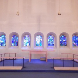 Fondvegg med Moseids glassmalerier