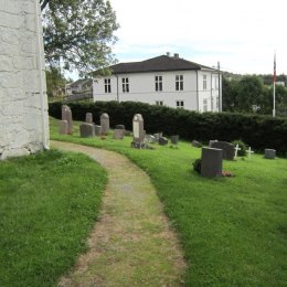 Rundt kirken på østsiden