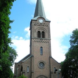Mot hovedinngangen