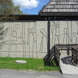 På vestveggen nord for inngangen