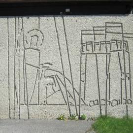 På vestveggen sør for inngangen