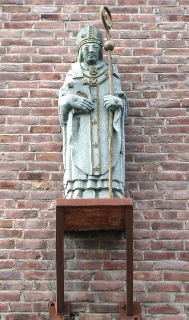 Statue av Torfinn på fasaden til St. Torfinn katolske kirke på Hamar