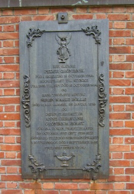 Gravminne ved kirkeveggen