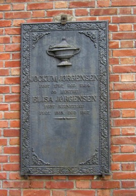 Gravminne ved kirkeveggen