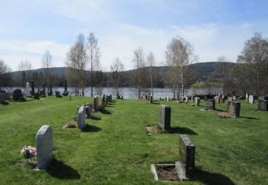 Kirkegård ned mot Glomma