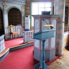 Prekestol og lesepult på kirkegulvet