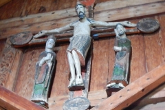 Kalvariegruppe over korbuen