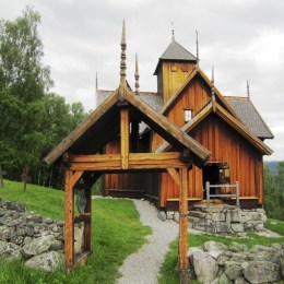 Gjennom kirkegårdsportalen