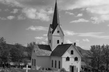 Veldre kirke på postkort