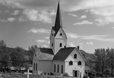 Veldre kirke på postkort