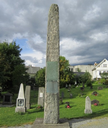 Krigsminnesmerke vest for kirken