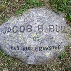 Navnestein på Bulls grav